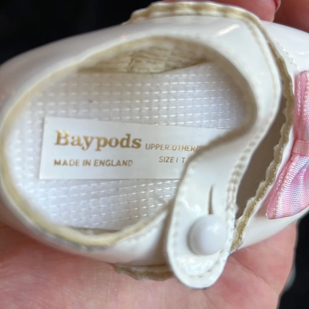Baypods white shoes with pink bow. Girl size 1